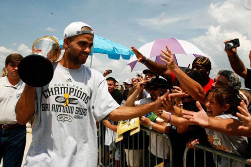 日职联半场：莱奥建功，知念庆破门被吹，鹿岛1-0横滨水手（半场战报：莱奥先拔头筹，知念庆进球被判无效，鹿岛暂1-0领先横滨水手）