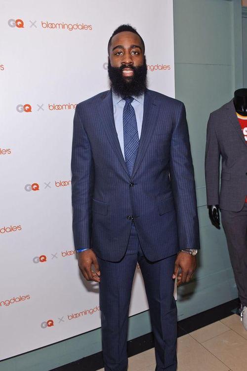 头球双响，孔德当选巴萨vs法兰克福全场最佳球员（孔德头球梅开二度，荣膺巴萨战法兰克福全场最佳）