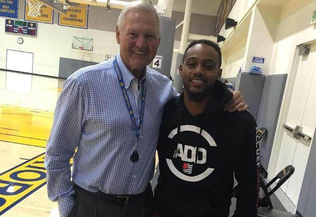 表现惊艳！伊力福拉提10中6贡献17分&半场上演精彩压哨（状态火爆！伊力福拉提10投6中砍下17分，半场奉上压哨好戏）